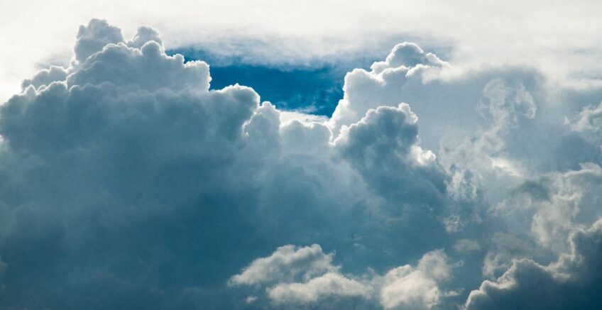 Comparison of cloud server and traditional hosting